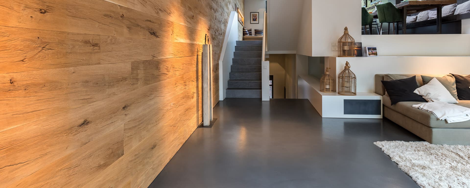Holzwand mit Treppe in einem Wohnraum